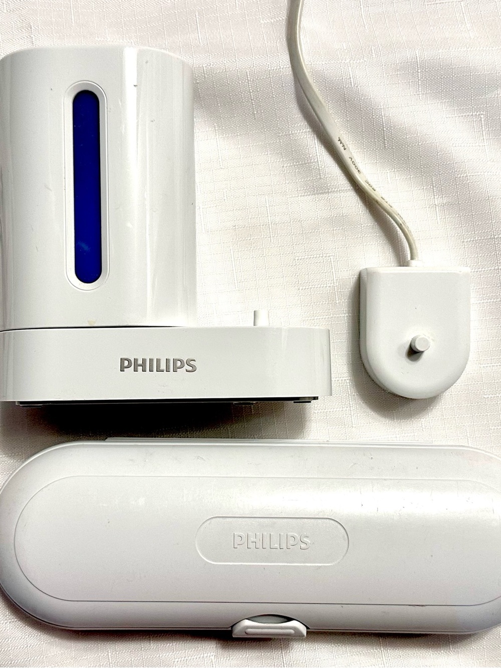 Philips Sonicare Charging unit with UV sanitizer 
• Travel Case
• Travel Charger
